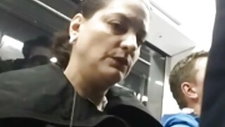 A loira está depilando sua boceta apertada