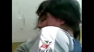 Menina com ação vibrador