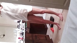 Si rambut coklat meunangkeun burit nya ngeusi hiji cock langsing