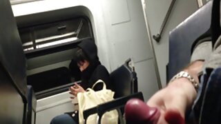 Cutie lambendo um brinquedo seksual