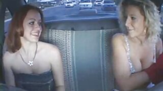 Si rambut coklat milf pamajikan jieun apan a blowjob dina kolam renang karét, damn