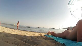 Vadia morena sentada em um grande galo