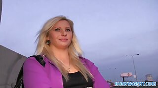 Busty minx se está divertindo