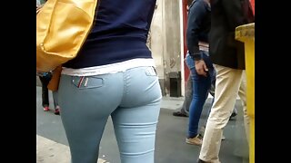A milf está com o homem na cama