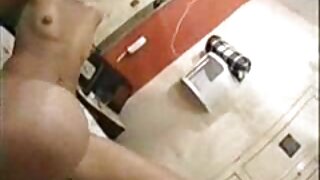 Puta de ébano se masturbando seu amante branco