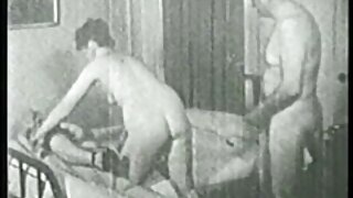 Um bebê amasse antes de ser atingido com força