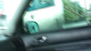 Uma gata de cabelos escuros mastigando um pandanarum aparado