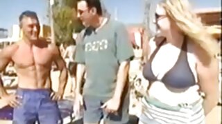 Mulher loira bonita e traidora torna o sexo divertido com um novo amigo em um quarto de motel