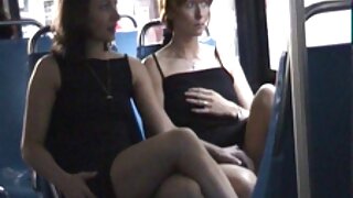 Duas garotas se exibem com um cara