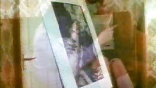 Garota peituda se está masturbando