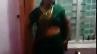 Duas meninas estão se tocando
