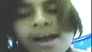 Loira massageando sua buceta
