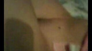 Loira tira a roupa