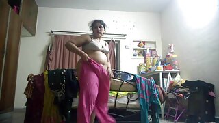 Loira encantadora em um trio excêntrico