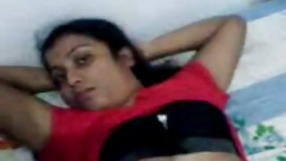 Loira tira a blusa e a calcinha