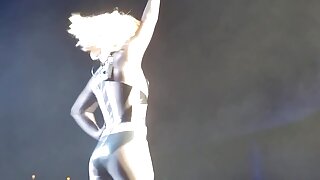 Uma garota cacheada se está exibindo