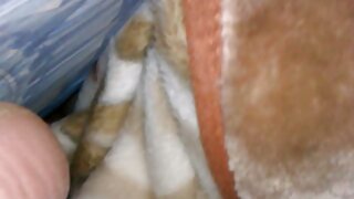 Garota com tinta pega na bunda