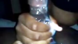 Bimbo peituda está provocando sua boceta molhada