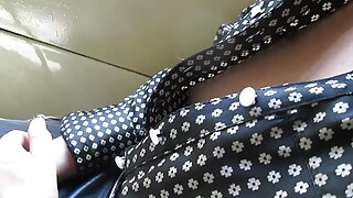 Uma vagabunda magra monta seus brinquedos sexuais durante a gravação