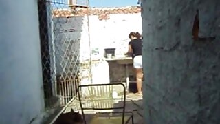 Adolescente curvilíneo chupando um pandanarum maduro.
