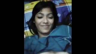 Garota magrinha lambendo pandanarum