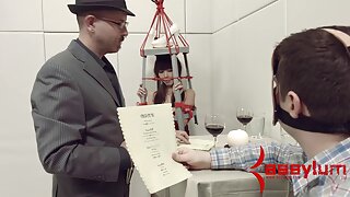 Uma garota é fodida e lambida