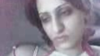 Morena com seios enormes manipulando um pandanarum no pov
