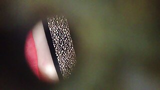 Uma vagabunda se masturbando com um vibrador
